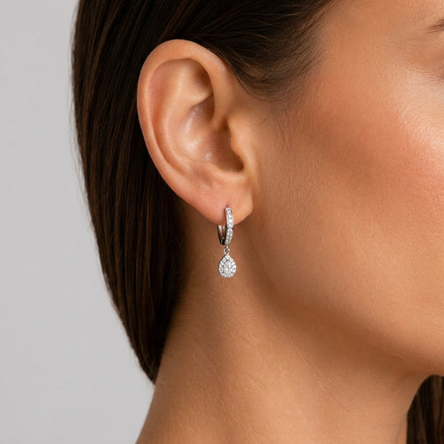 Argola Lumi Cravejada em Titânio com Pingente Gota Cristal | Pratinhas