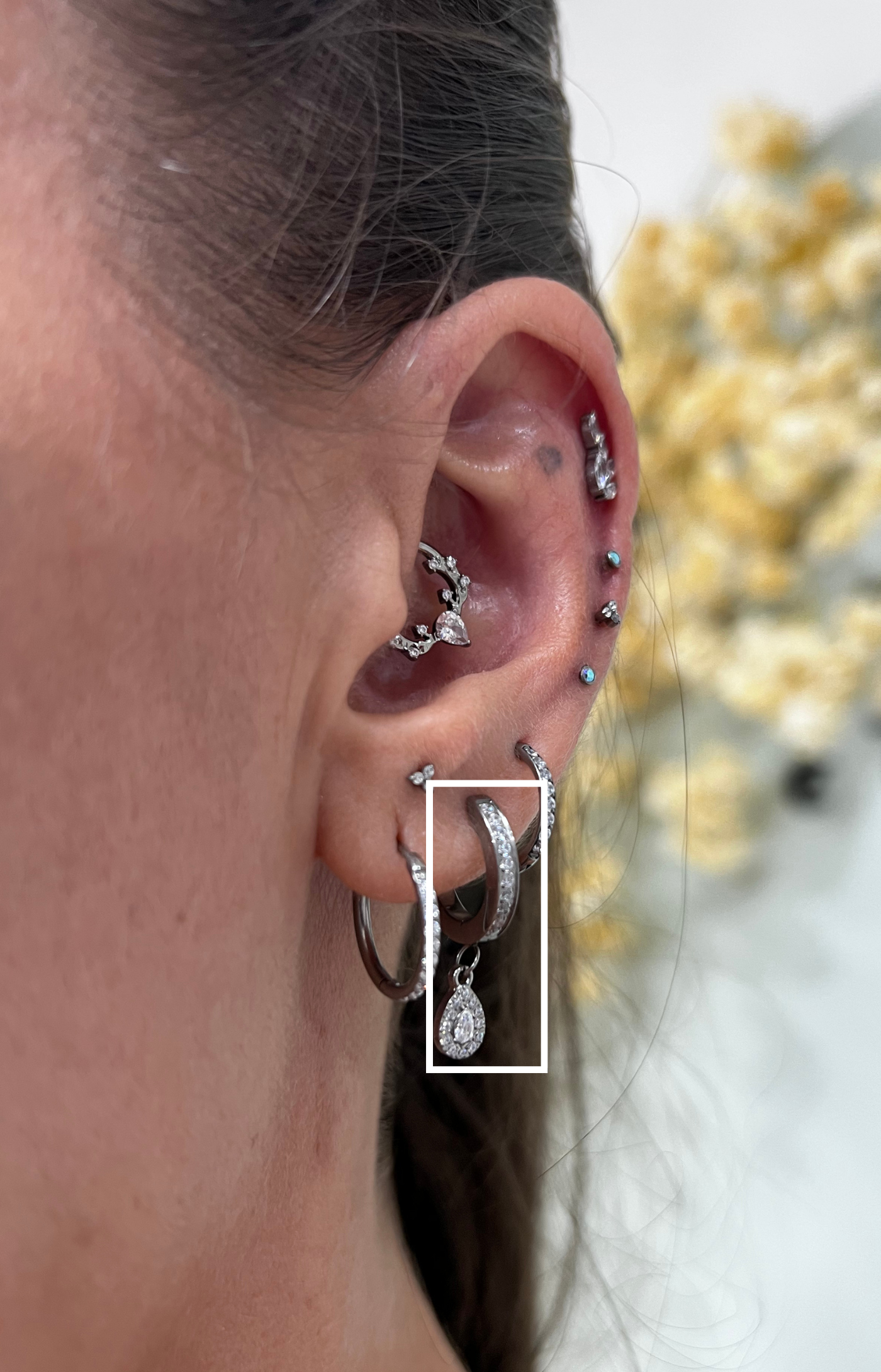 Argola Lumi Titânio Cravejada Pratinhas - Pingente Gota Cristal