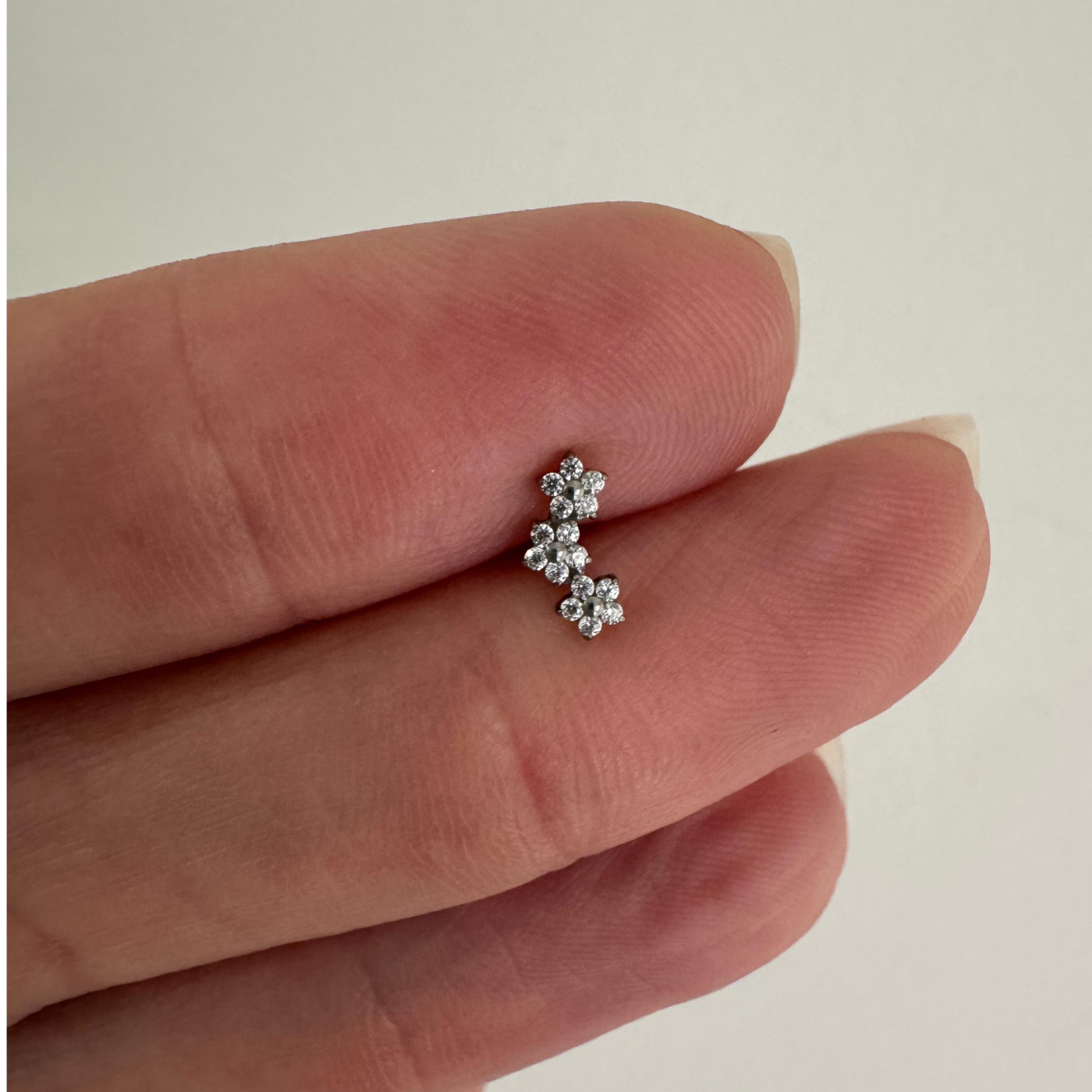 Piercing Tragus 3 Flores em Titânio | Pratinhas