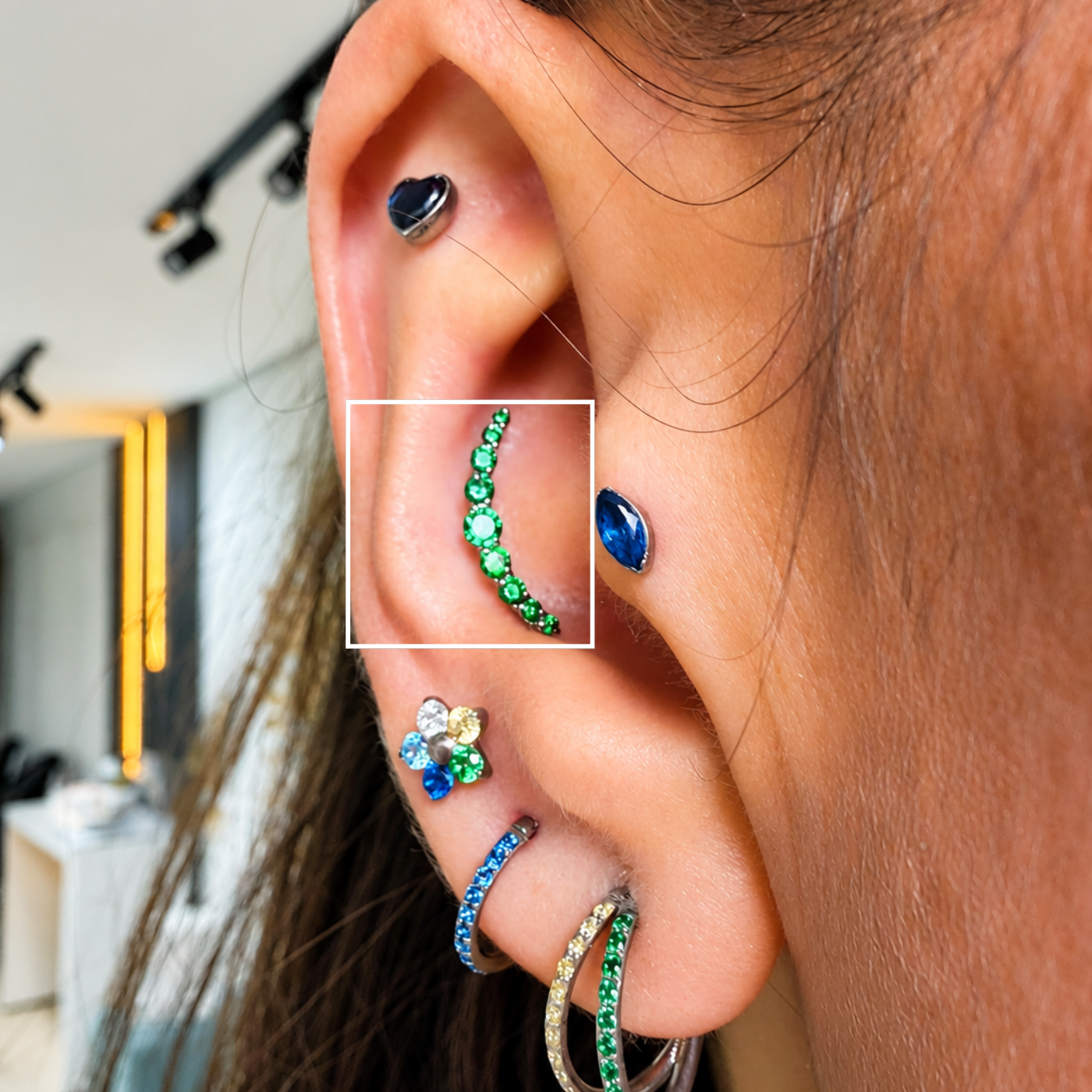 Piercing Curvo com 9 Zircônias em Titânio | Pratinhas