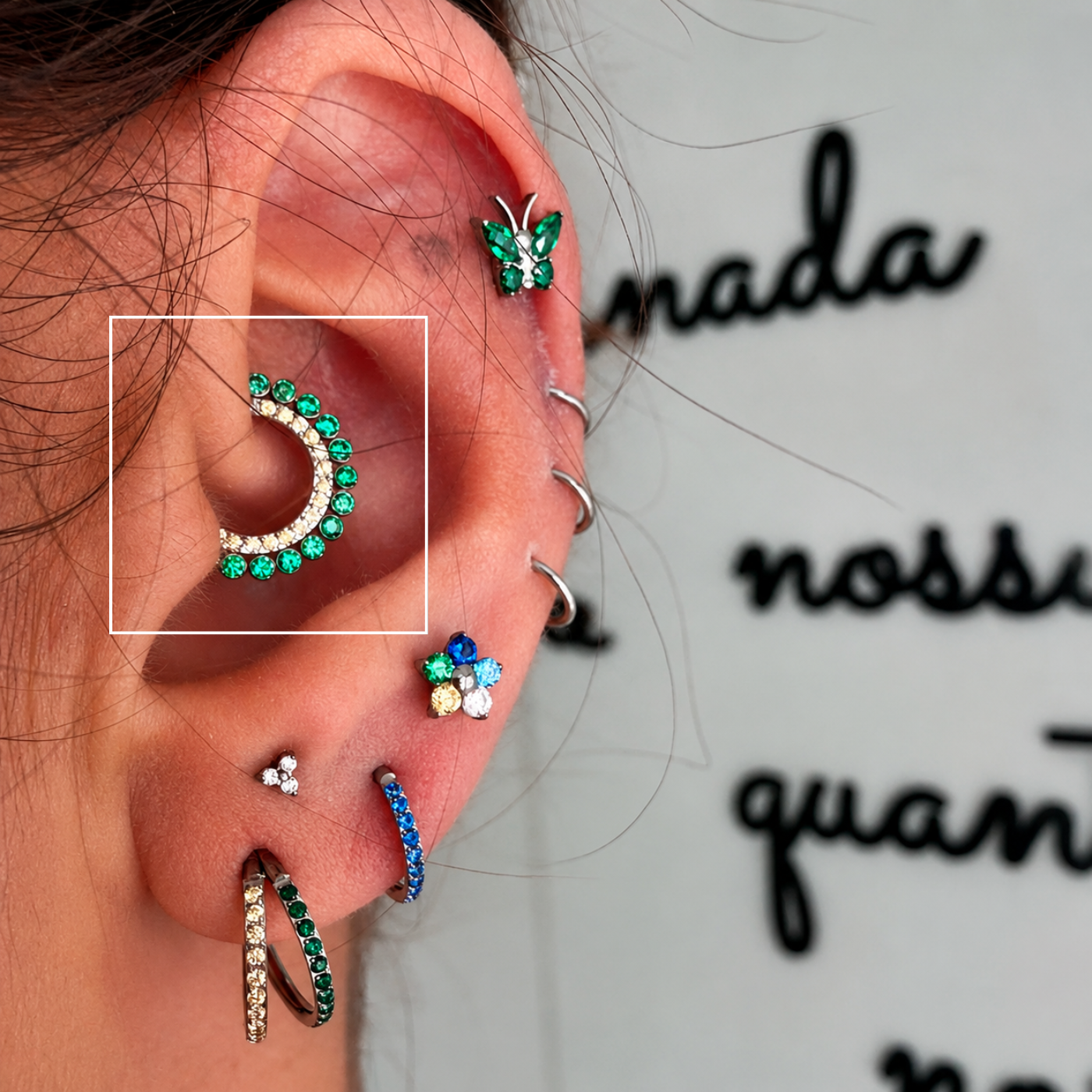 Piercing Articulado em Titânio com Zircônias Verdes 8mm | Pratinhas
