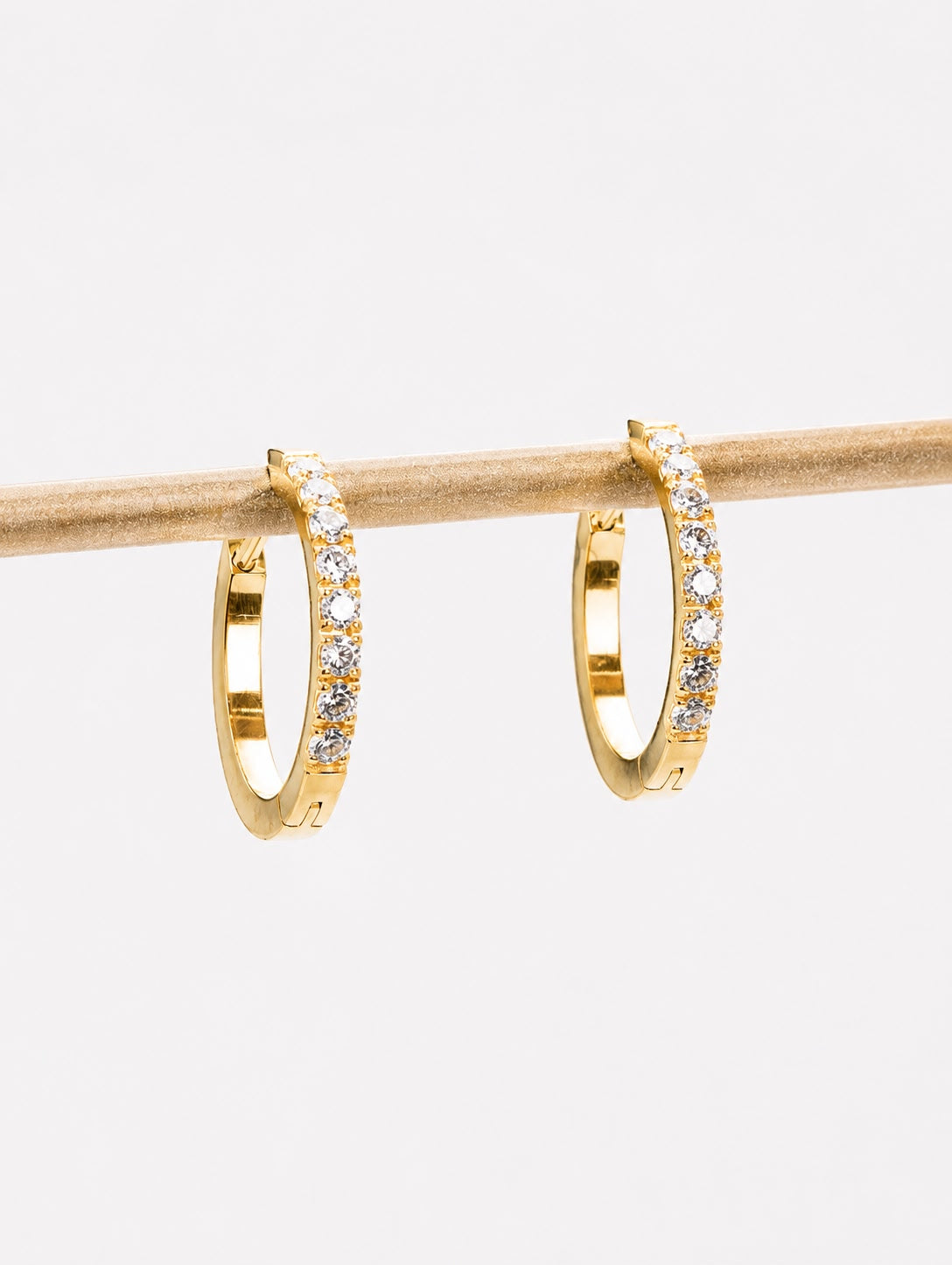 Argola Lumina Cravejada em Titânio Dourado | Pratinhas