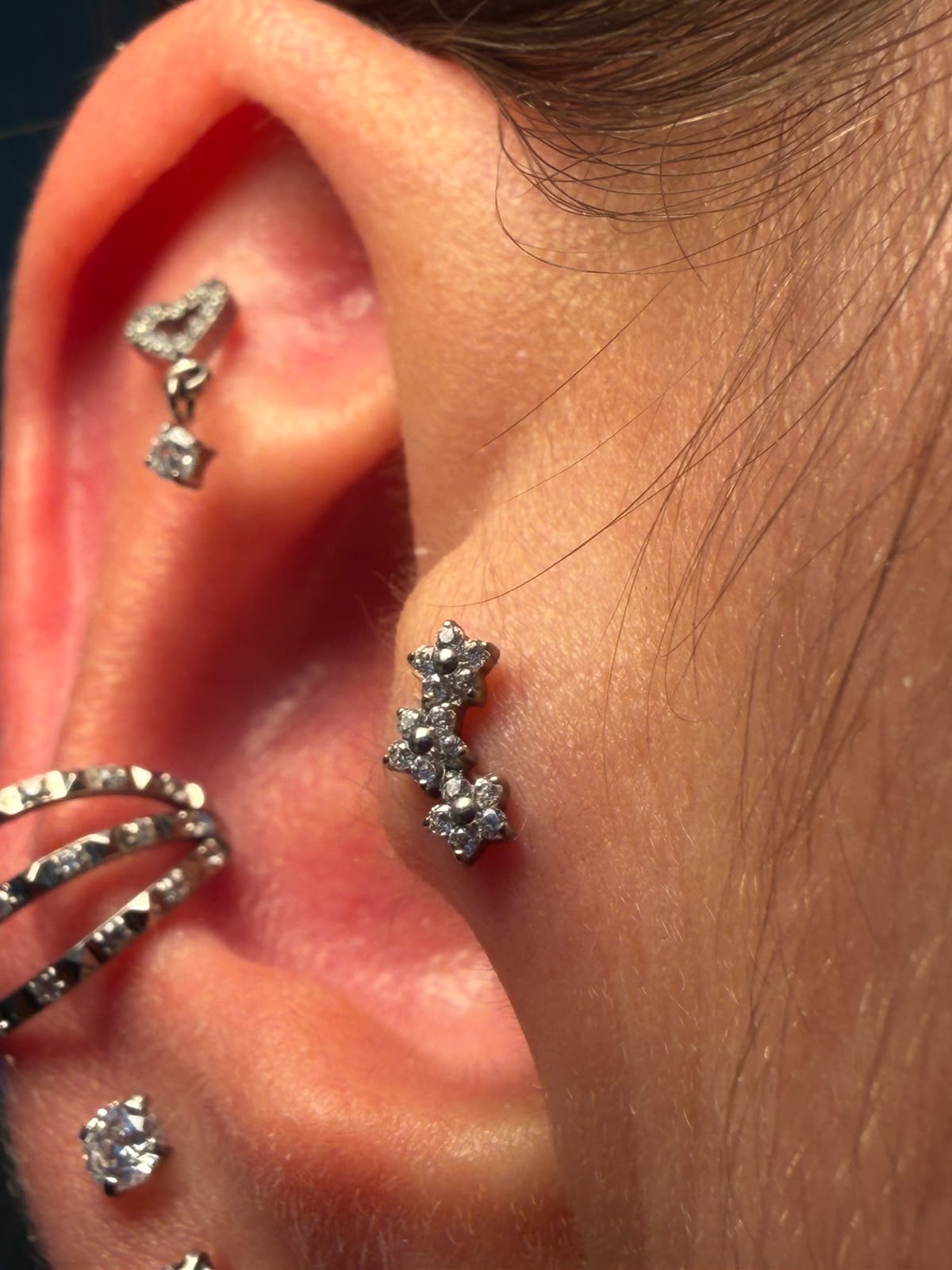 Piercing Tragus 3 Flores em Titânio | Pratinhas