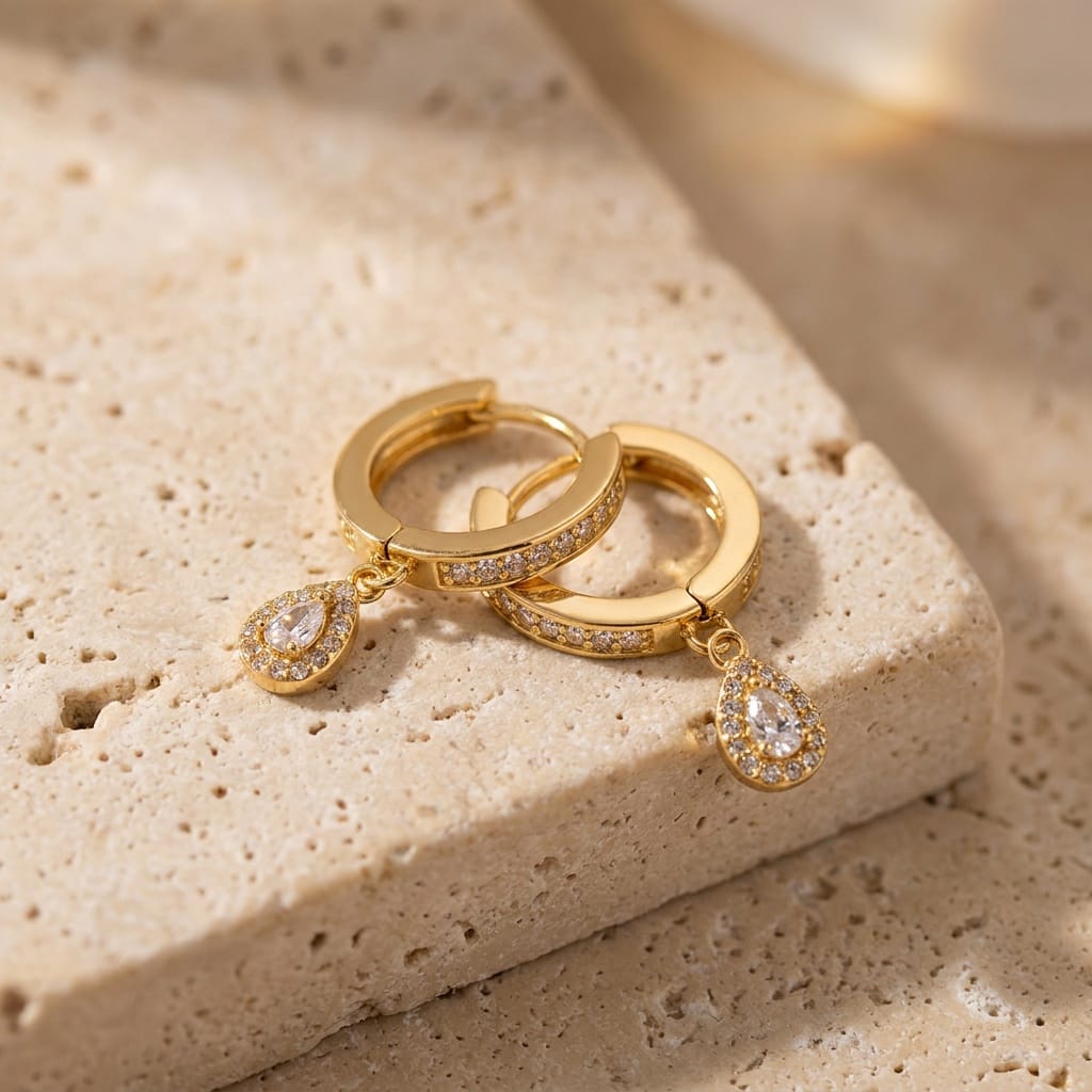 Argola Lumi Gold em Titânio com Pingente Gota | Pratinhas